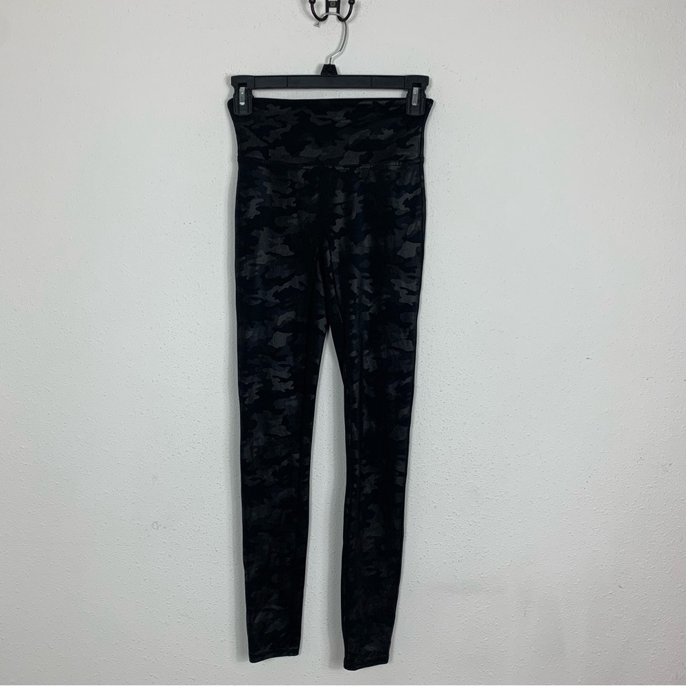 Spanx Matte Black Faux Leather Camo Leggings Small - Picture 2 of 8